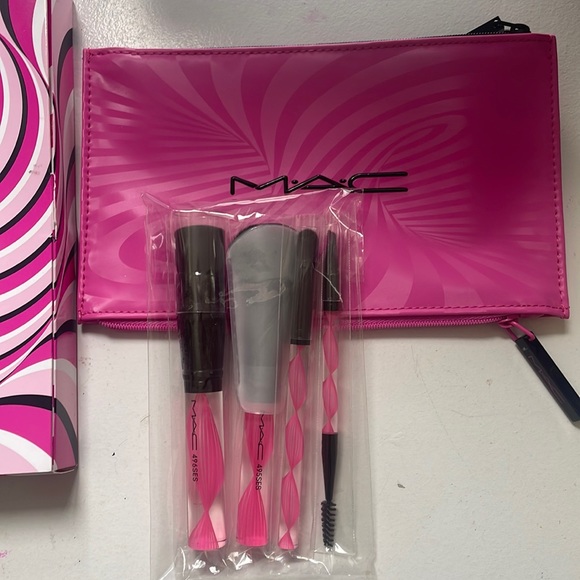 Brand new MAC brush set limited edition - Picture 1 of 4